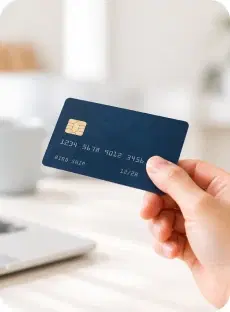 クレジットカードを持つ手