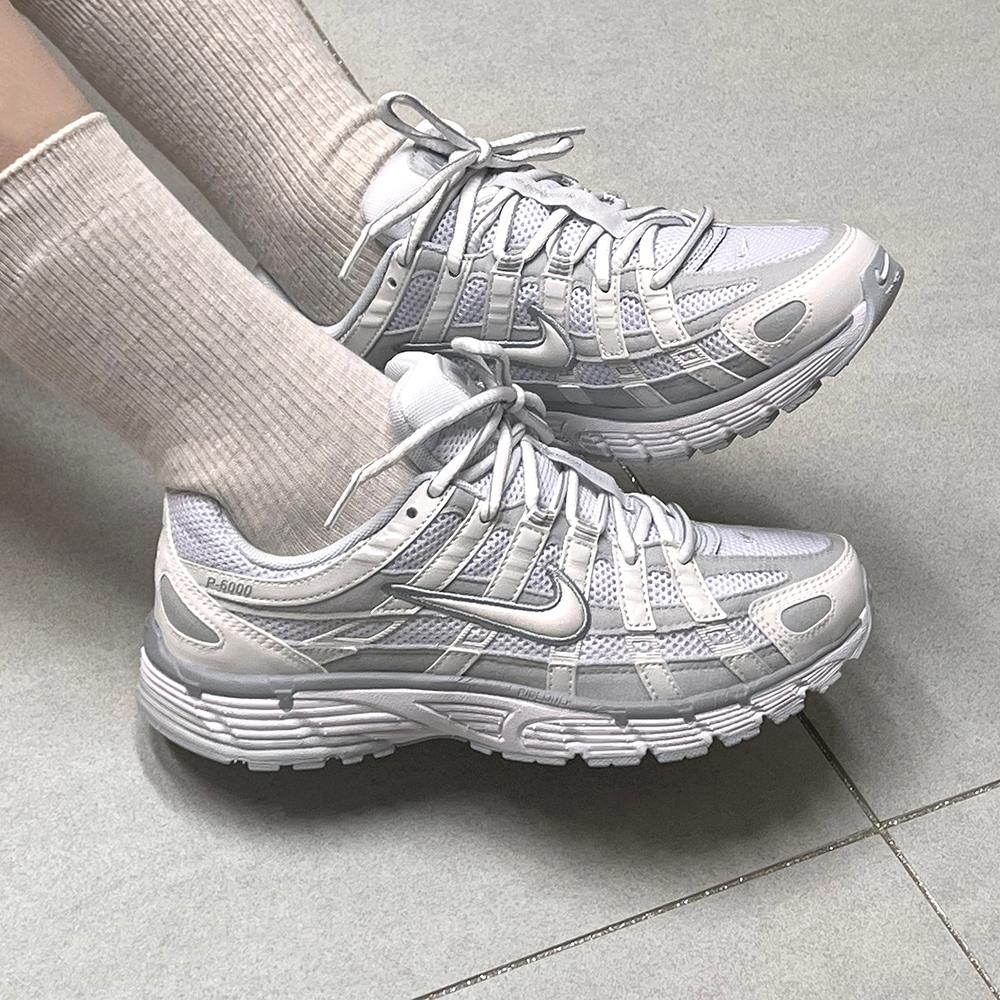 NIKE P6000 歩きやすい スニーカー ランニングシューズ レディース 厚底 P-6000 メタリック ホワイト グレー