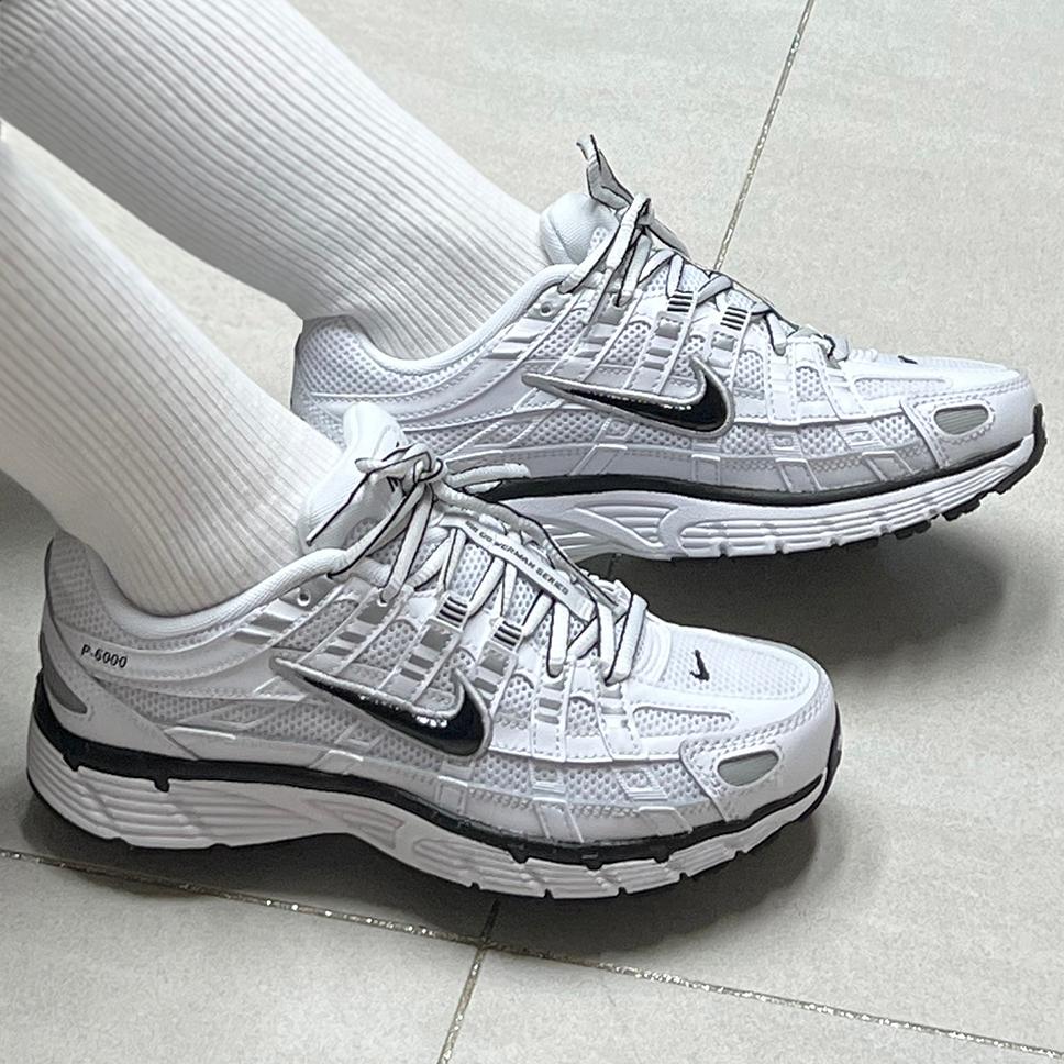 NIKE P6000 歩きやすいスニーカー ランニングシューズ レディース 厚底 P-6000 ホワイト メタリックシルバー