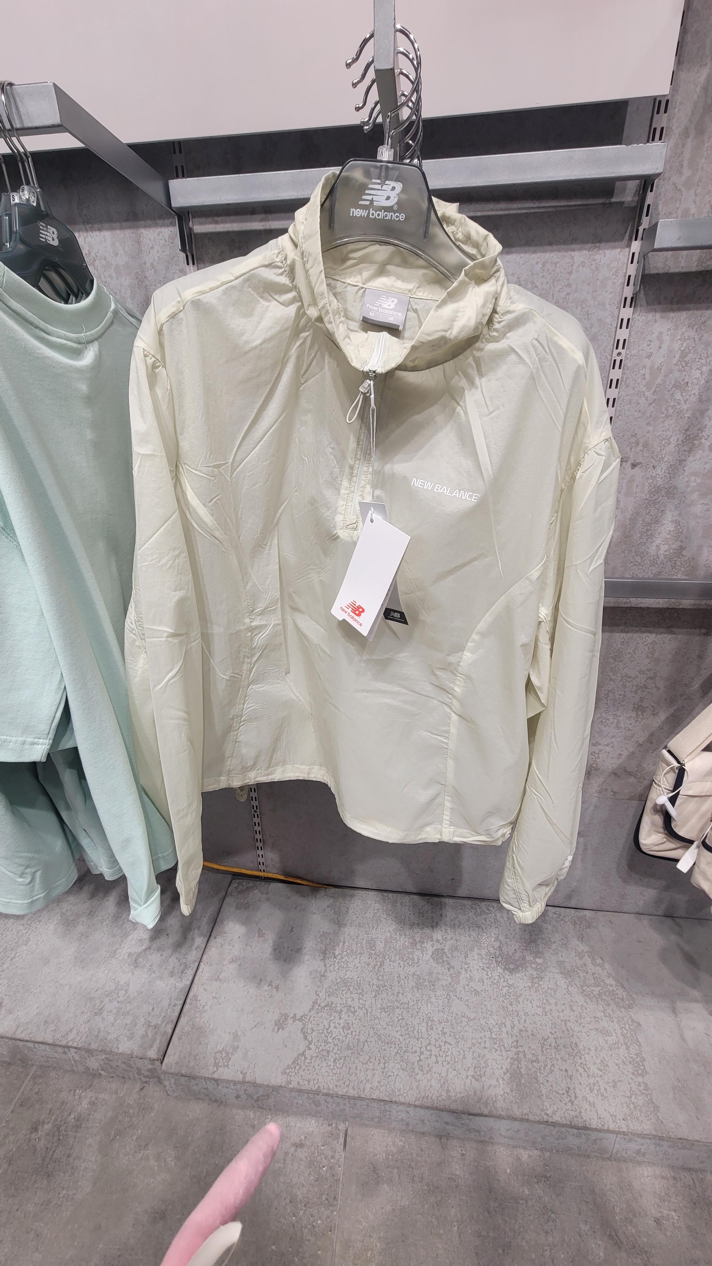 国内店舗販売 New Balance レディース 超軽量 ウインドブレーカー アノラック ジャケット NBNAF2W522