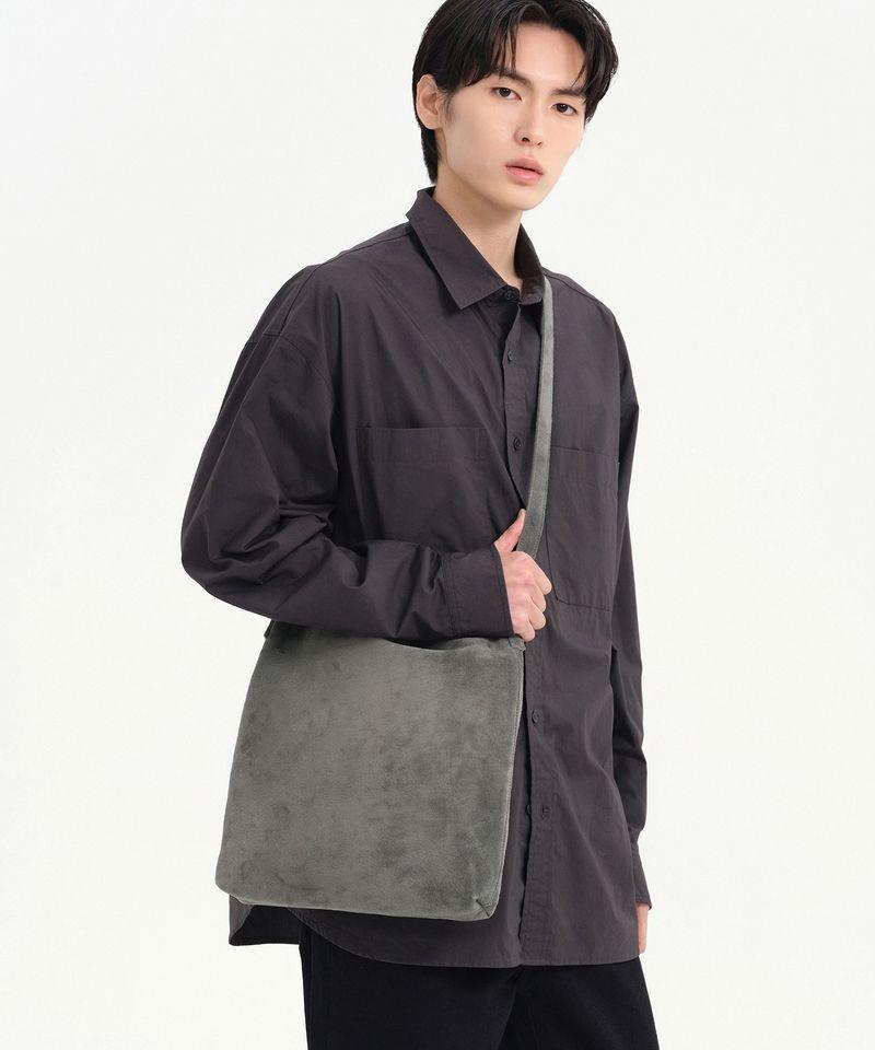 [백화점상품] MUSINSA STANDARD 피그 스킨 크로스 백 [미디엄 그레이] MEEBG8D56-MR