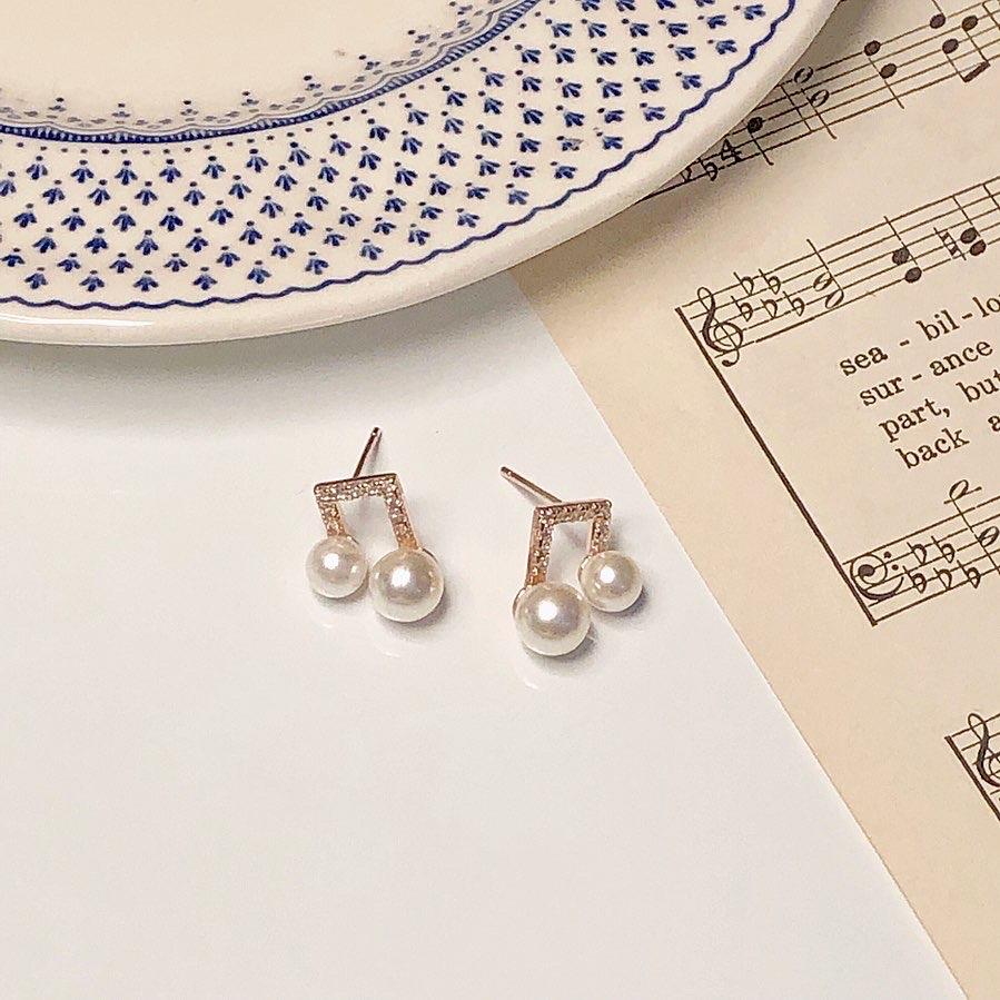パール音符ピアス 1color シンプル 小さめ フェミニン デイリー 銀針アクセサリー アレルギー防止イヤリング
