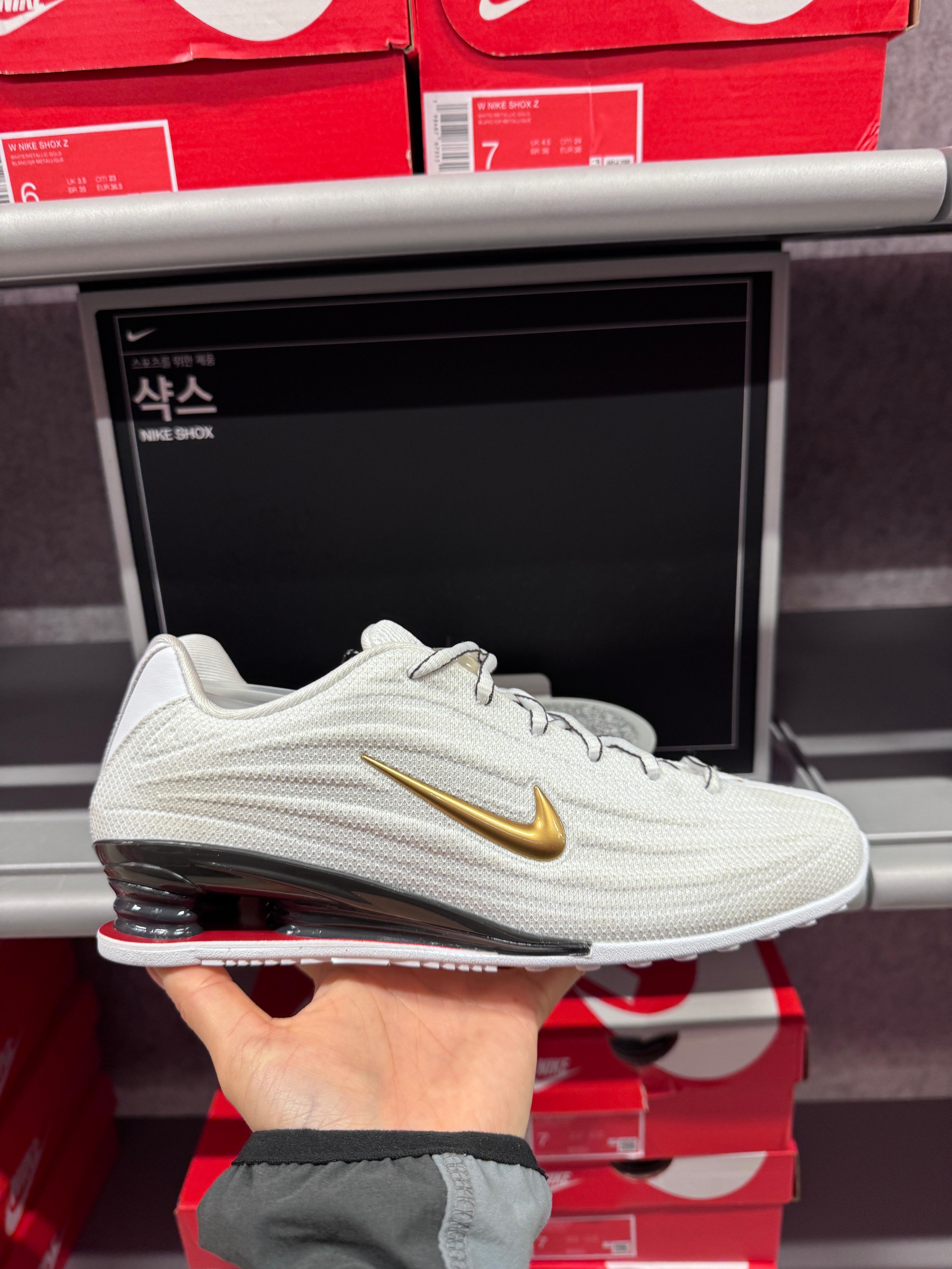 (国内店舗版 当日発送) NIKE WOMENS SHOX Z スニーカー ランニングシューズ HQ7540 100