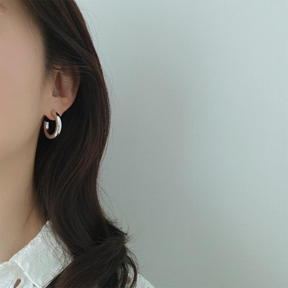 [GOYA制作/無料配送] シンプルなアンカレッジ 光沢 マットシルバー ボールドなリングピアス 25mm