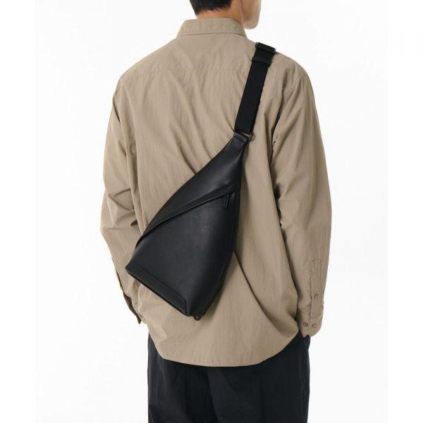 百貨店商品 MUSINSA STANDARD シンセティックレザー フラット スリングバッグ ブラック MEEBG0Z02-BK